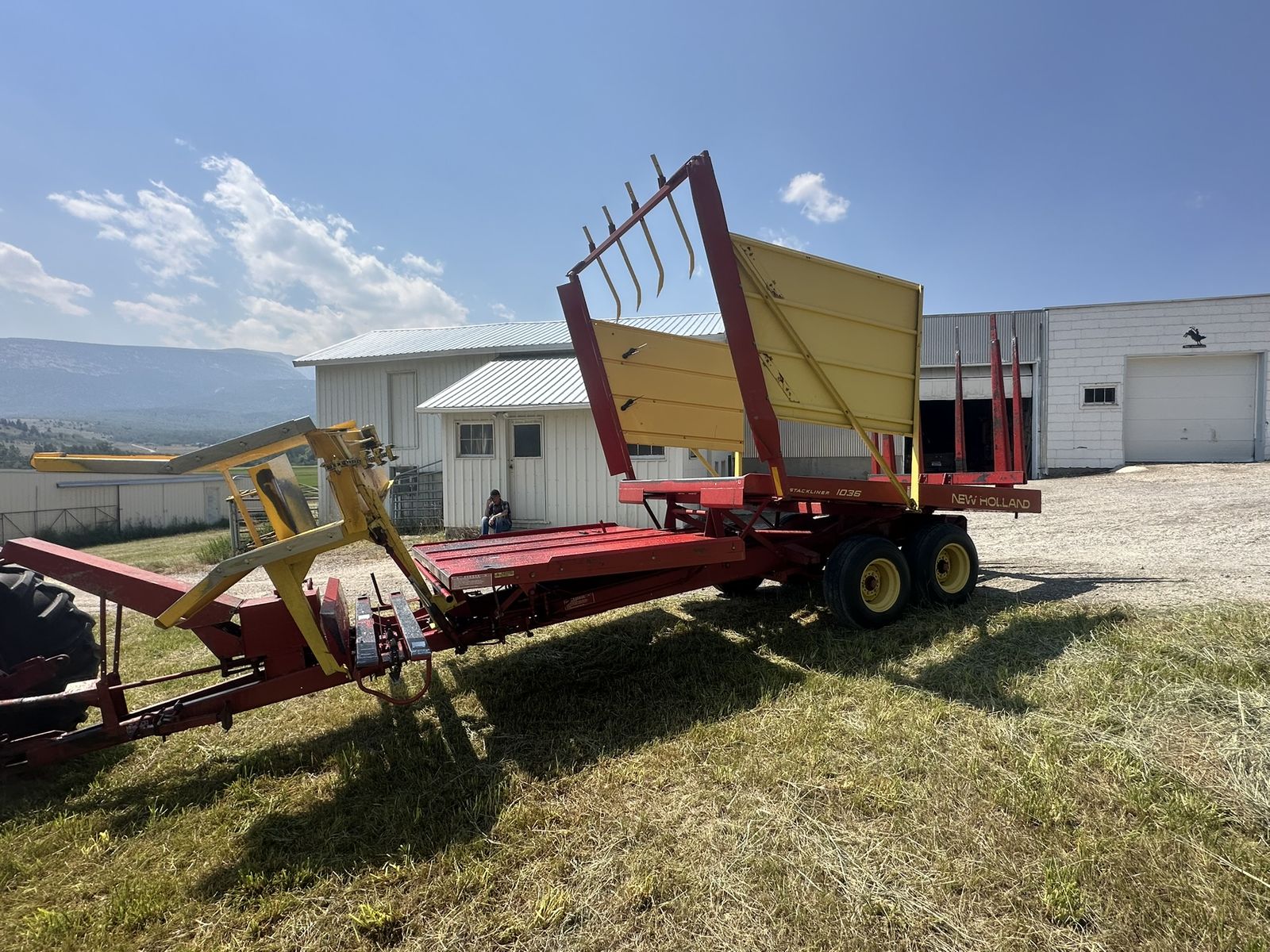 NEW HOLLAND BALEWAGON