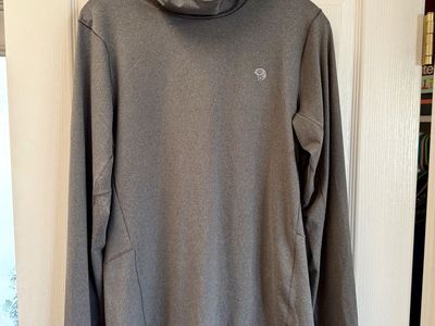Men’s Medium Mountain Hardwear Hooded Active Shirt