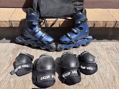 Size 8.5 EU 40 Woman’s Roller Blades including knee and elbow pads and bag