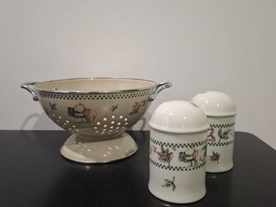 Disney Winnie the Pooh Salt & Pepper Shakers & Footed Enamel Colander Set