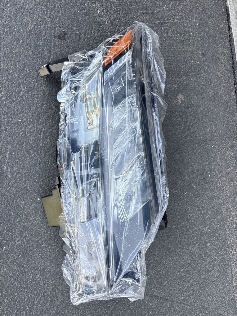 Right Headlight Mitsubishi