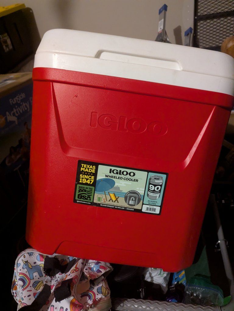 (RED) Igloo wheeled cooler