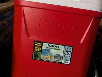 (RED) Igloo wheeled cooler