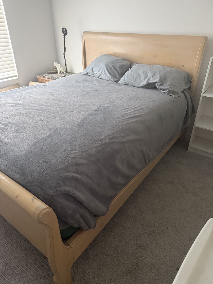 Sleigh bed