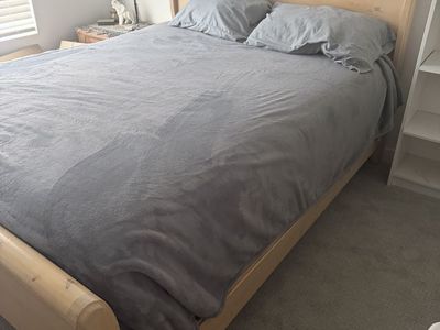 Sleigh bed