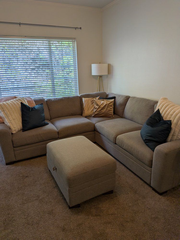Gray Sectional couch sofa w/ottoman excellent condition