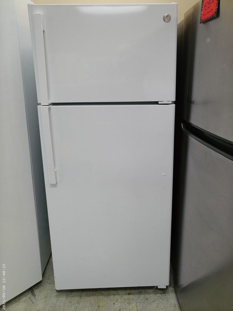 Like New White 18 cf Top Freezer Refrigerator~90 Day Guarantee