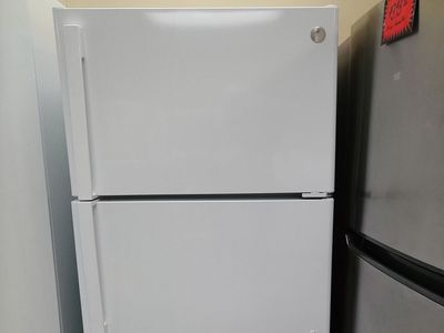 Like New White 18 cf Top Freezer Refrigerator~90 Day Guarantee