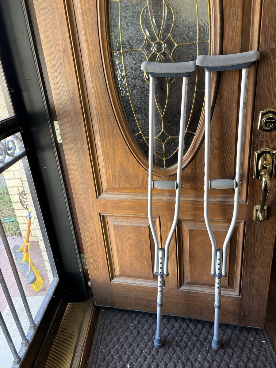 Medline Crutches (250 pound max)