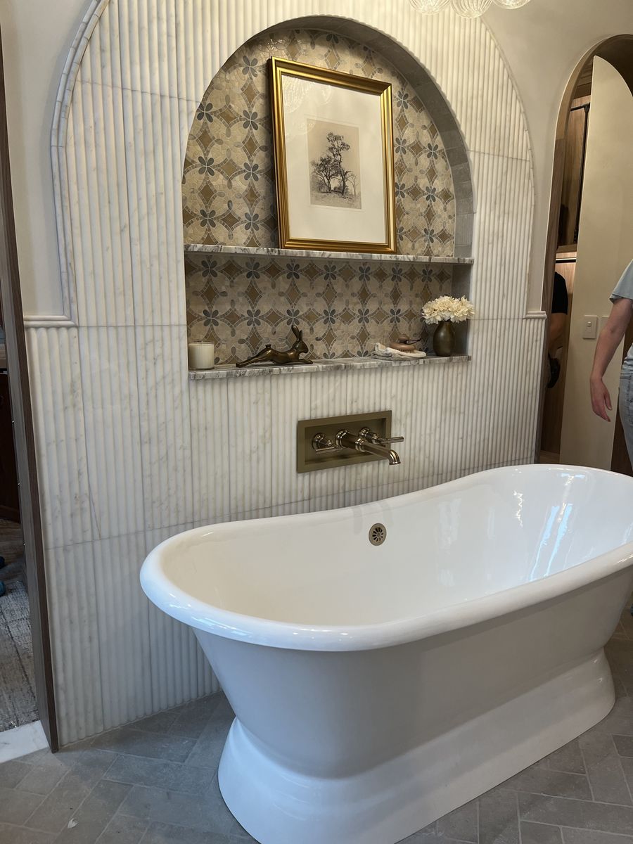New 71" x 31.5" Freestanding Soaking Bathtub White w/ Pedestal Base, No Faucet