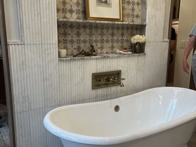 New 71" x 31.5" Freestanding Soaking Bathtub White w/ Pedestal Base, No Faucet