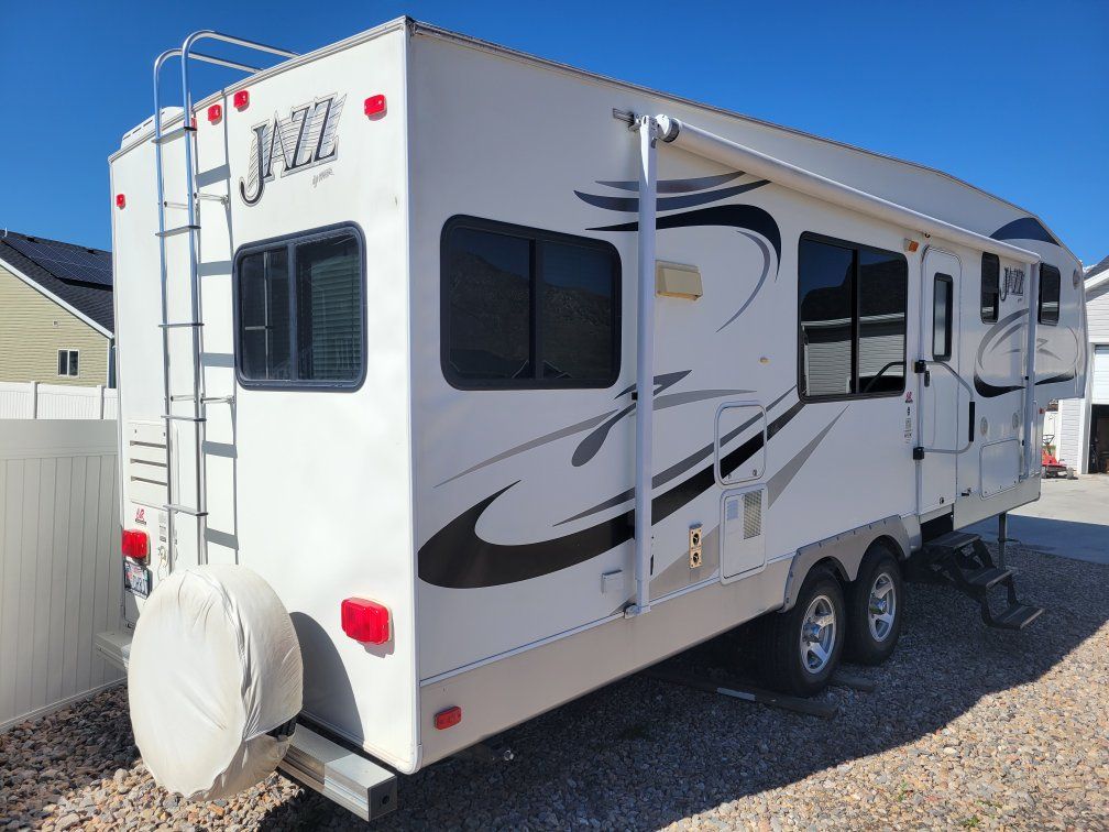 2009 Thor Jazz Fifth wheel 30' 3070UK