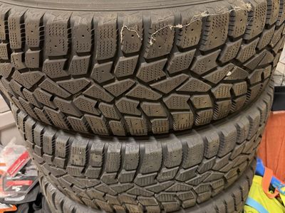 Dunlop Winter Tires (Set of 4) on Steel Wheels w/ Toyota Hubcaps for Sienna - Excellent Tread