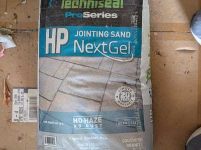 Polymeric/jointing sand