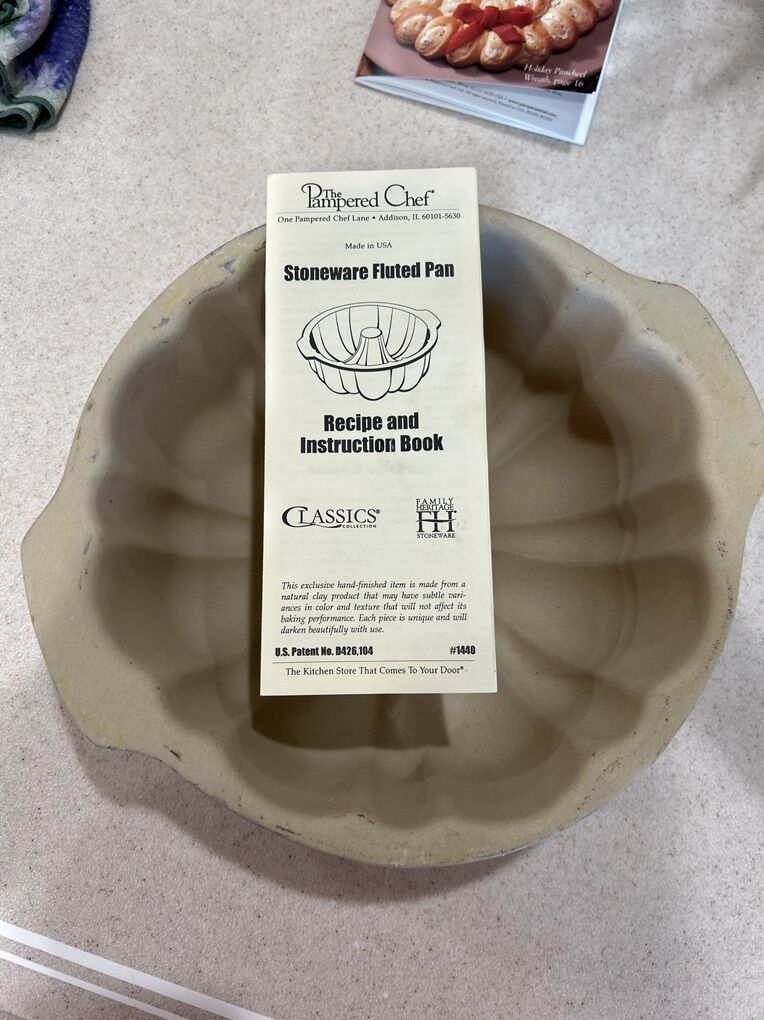 Pampered Chef Stoneware Fluted Bunt Pan 10