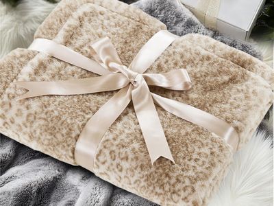 Luxuriously Soft Mink-Like Leopard Print Throw Blanket - All Season Comfort & Machine Washable