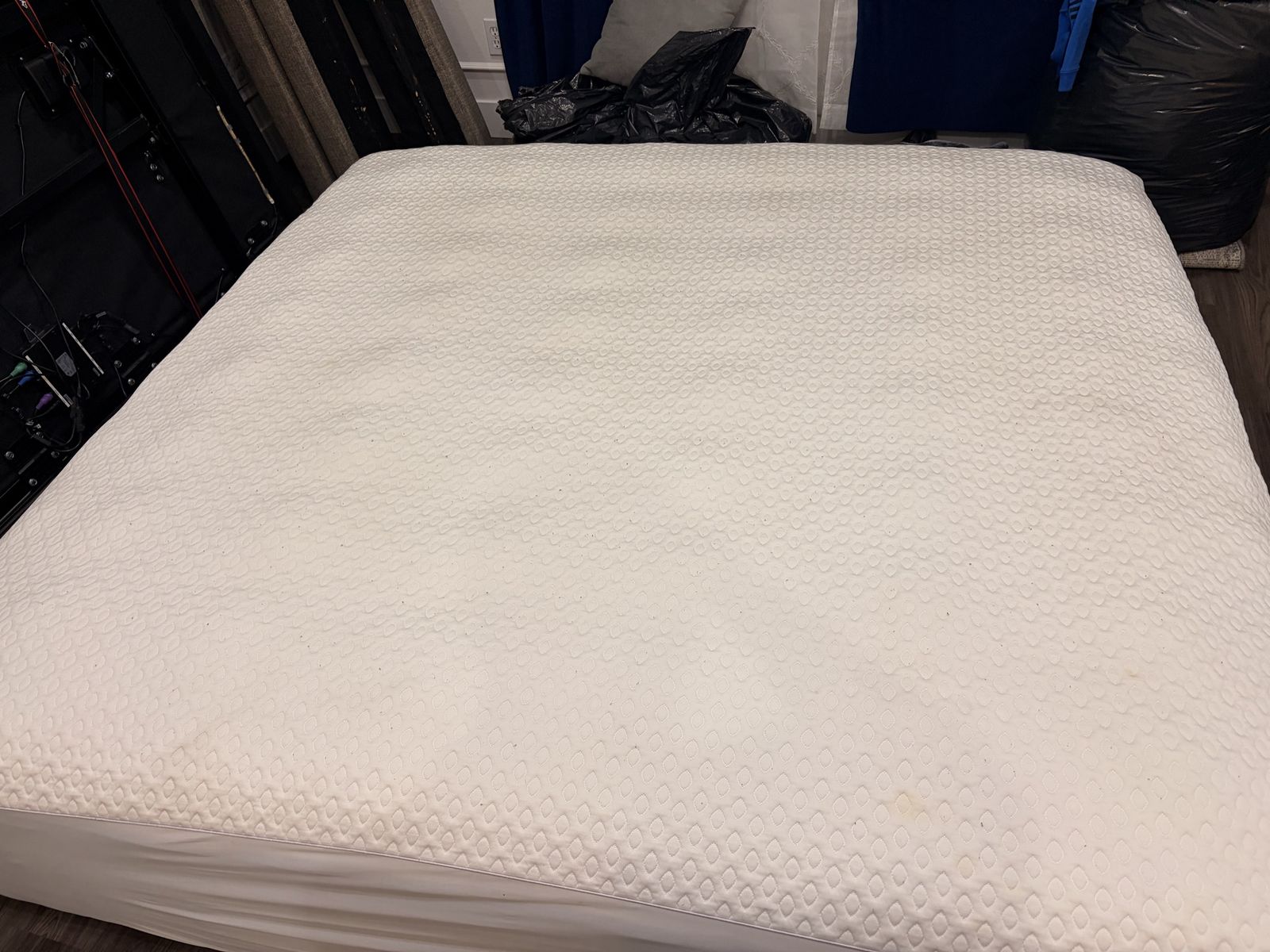 Comfort Revolution Queen Mattress Memory Foam Topper - Used, Good Condition