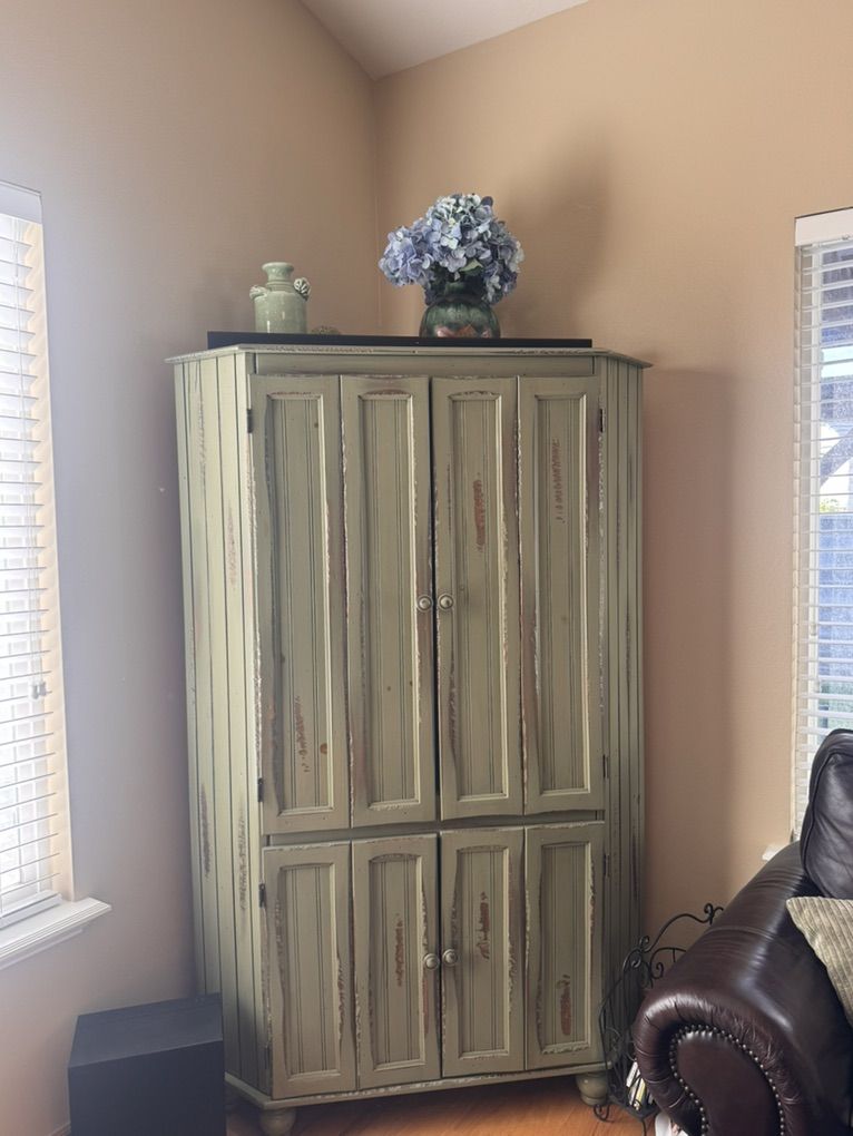 Corner Hutch
