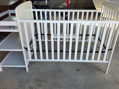 White 3-in-1 Mini Crib & Changer Combo