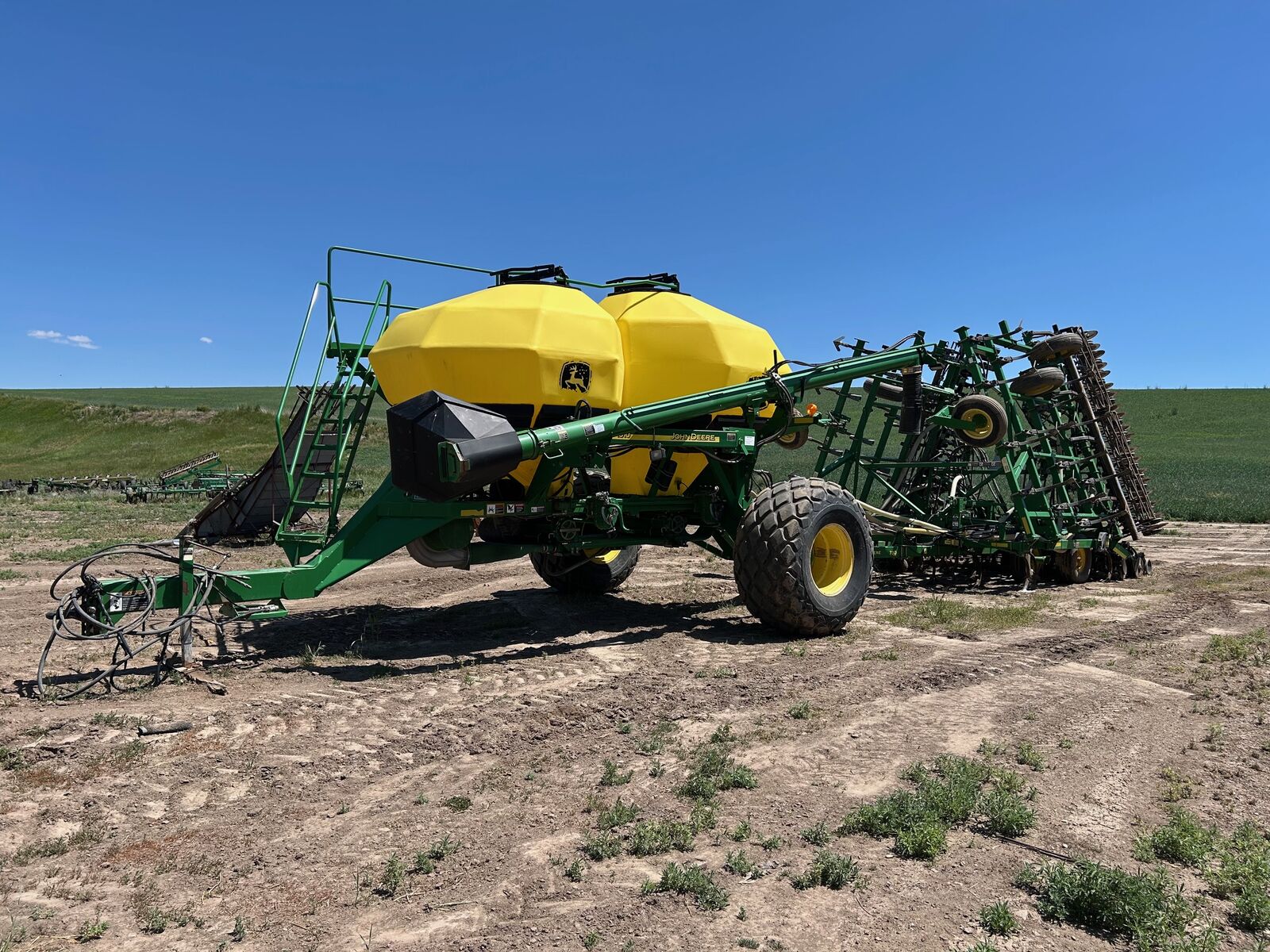 2007 JD 1910 Air Cart & JD 730 36' Seeder