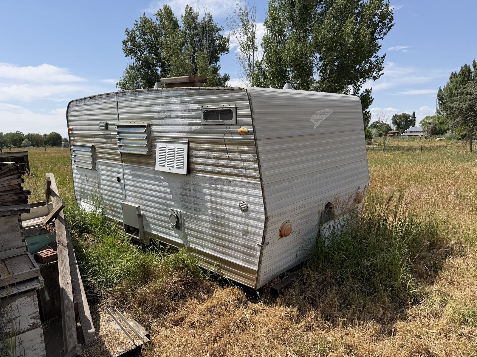 Vintage Travel Trailer - Untested/Parts or Project