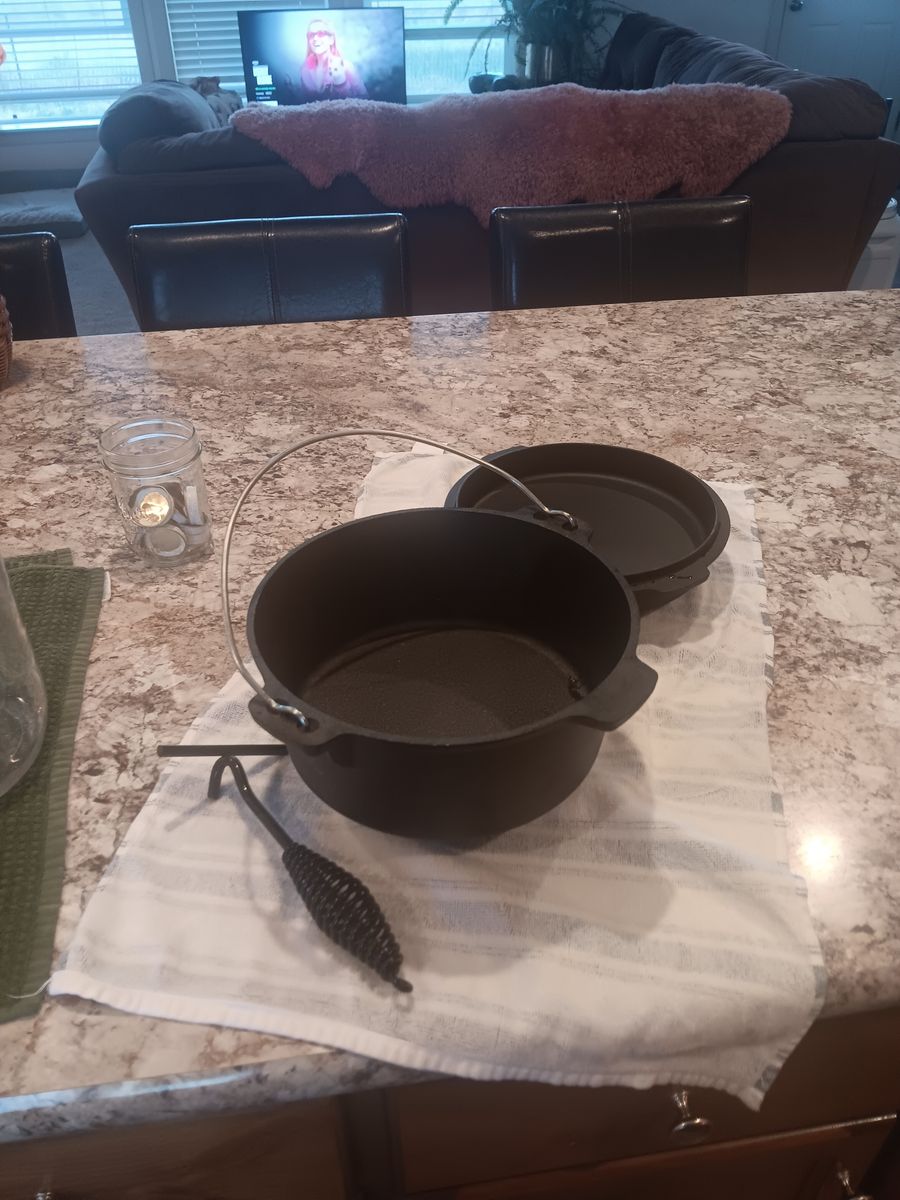 Overmont cash iron dutch oven