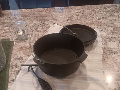 Overmont cash iron dutch oven
