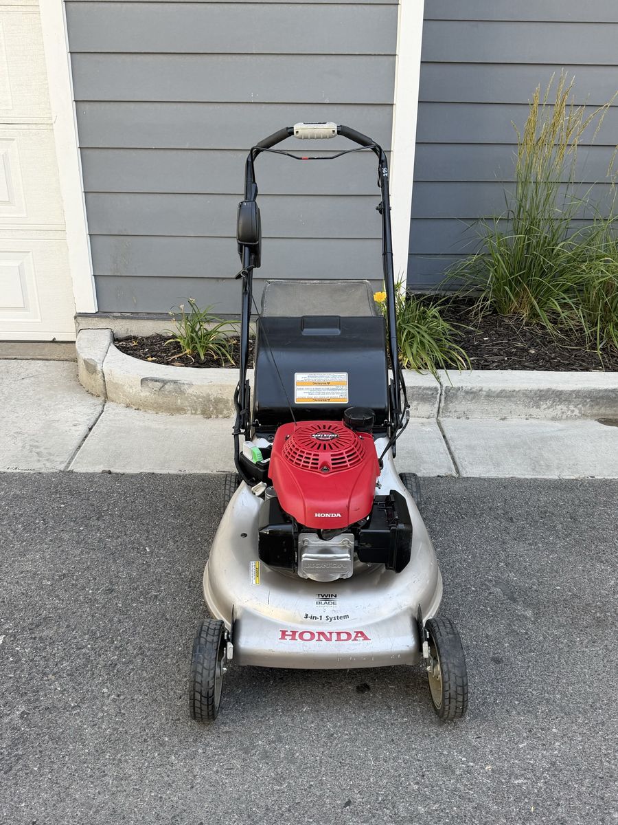 Honda HRR216 Self Propelled Lawn Mower