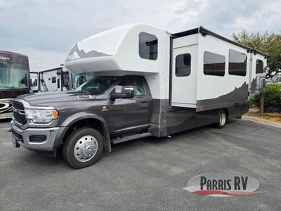 Used 2025 Dynamax isata 5 30FW