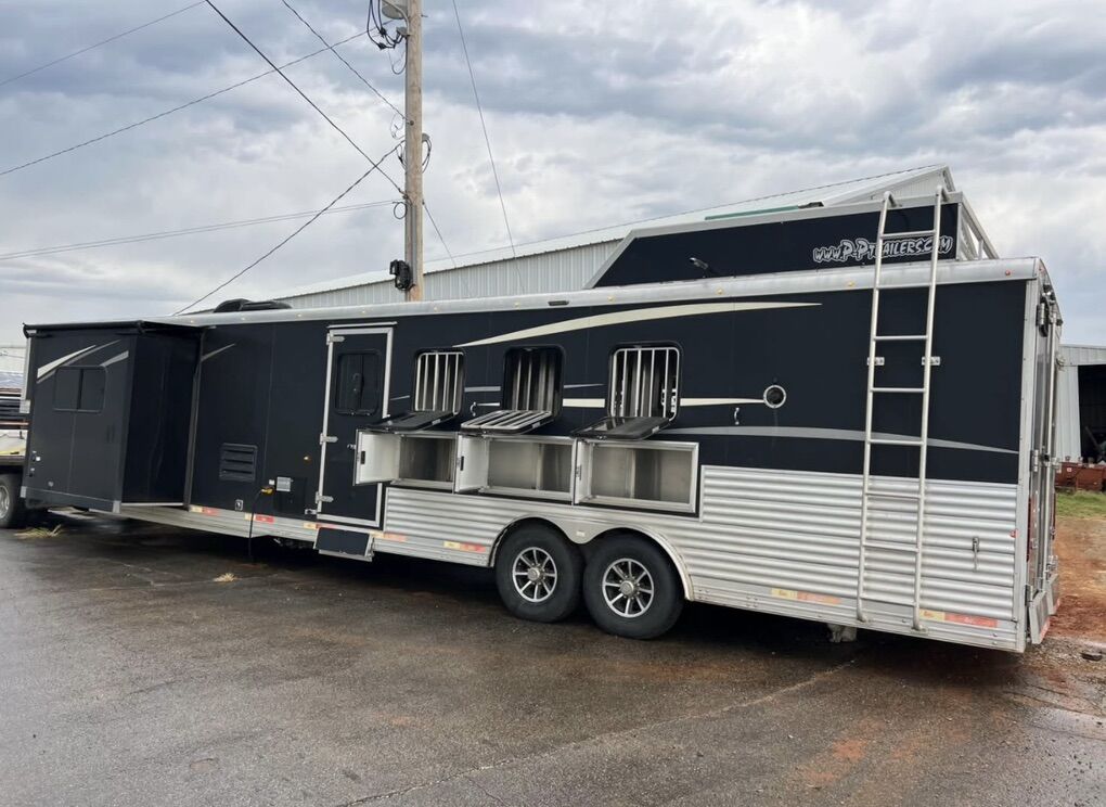 2019 Bison Coach Laredo