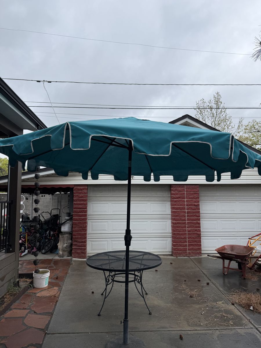 Patio Umbrella That Tilts W/ Base
