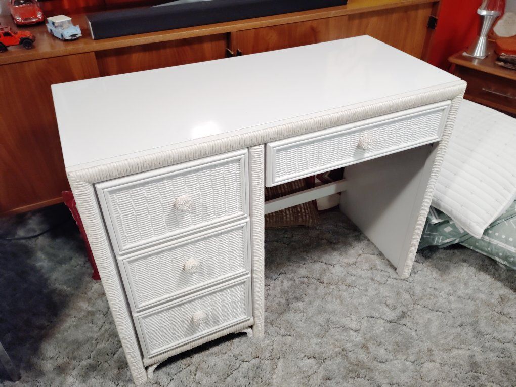 cute desk !!!