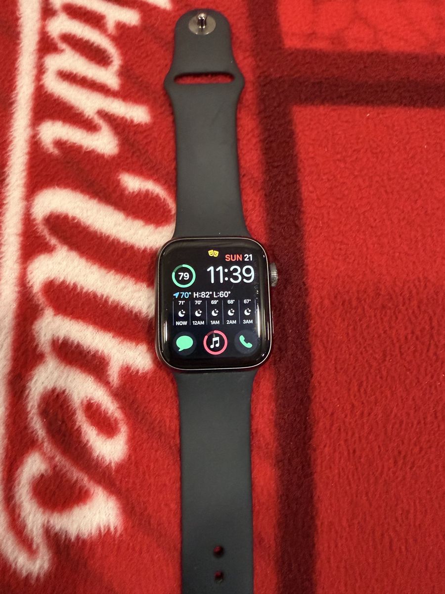 Apple Watch Series SE GPS,40mm Space Gray Aluminum with Sport Band & Extra Bands (76% Battery Health)