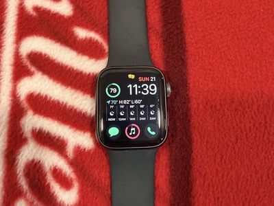 Apple Watch Series SE GPS,40mm Space Gray Aluminum with Sport Band & Extra Bands (76% Battery Health)