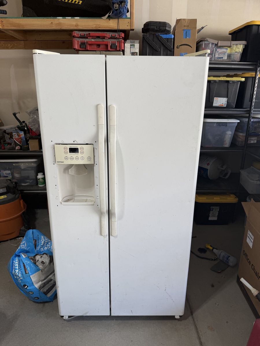 Hotpoint Side-by-Side Refrigerator/Freezer with Water & Ice Dispenser - White