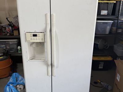 Hotpoint Side-by-Side Refrigerator/Freezer with Water & Ice Dispenser - White