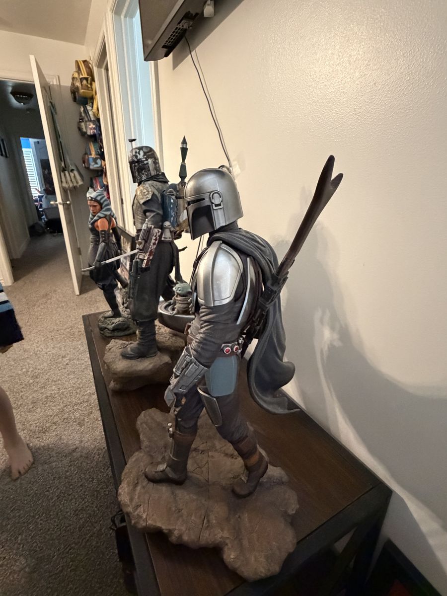 Sideshow collectibles premium format statue Mandelorian  and  Grogu