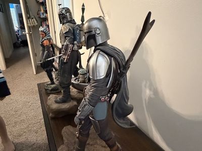 Sideshow collectibles premium format statue Mandelorian and Grogu
