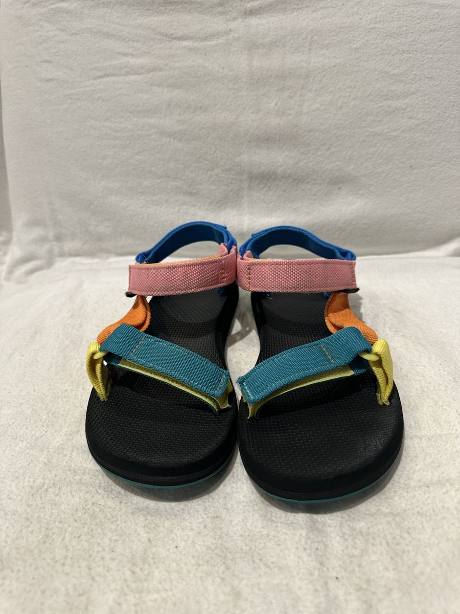 Teva women’s size 6 multicolor beach sandals
