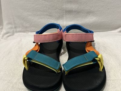 Teva women’s size 6 multicolor beach sandals