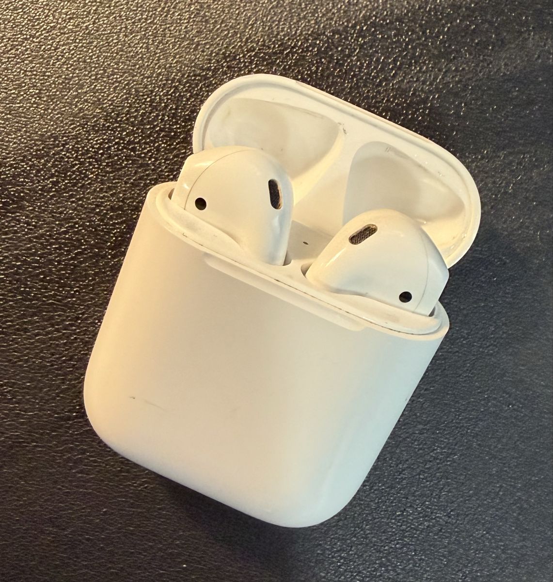 Apple AirPods (1st Gen)
