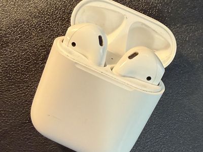 Apple AirPods (1st Gen)