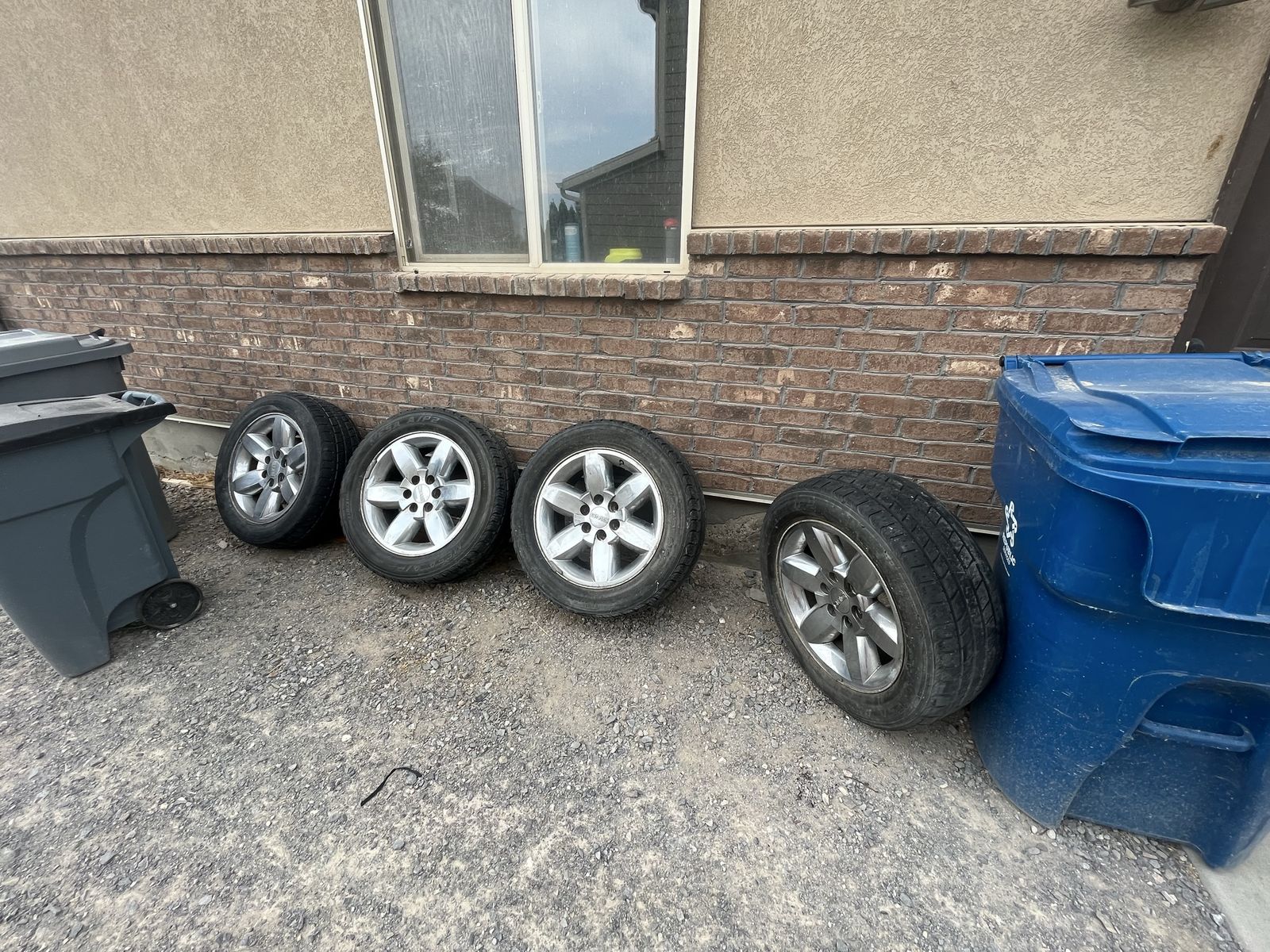 Set of 4 GMC Wheels and Tires 275/55R20 Used