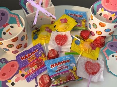 Papper cups, cards, sweets (20 items)