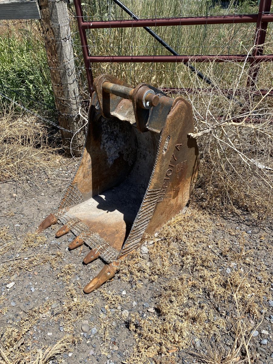 2’ Cat bucket for backhoe