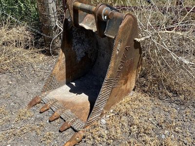 2’ Cat bucket for backhoe