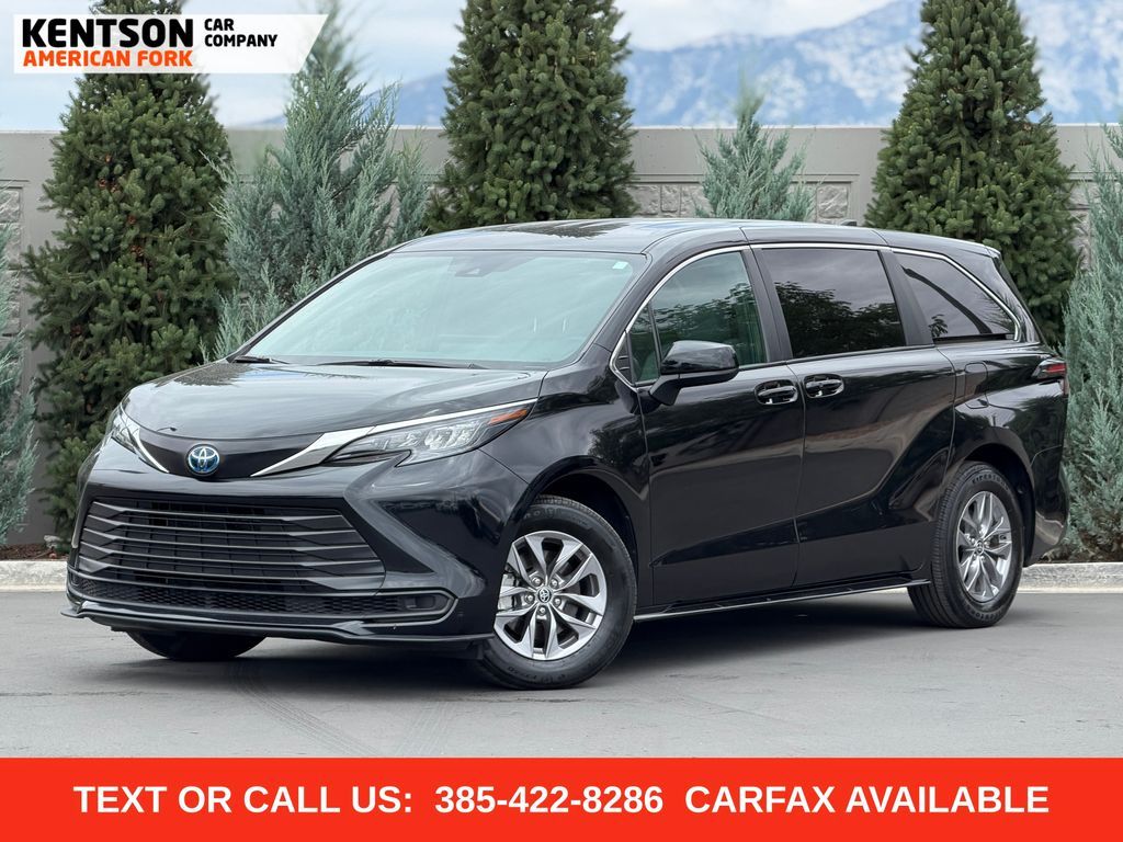 2025 Toyota Sienna LE 8-Passenger