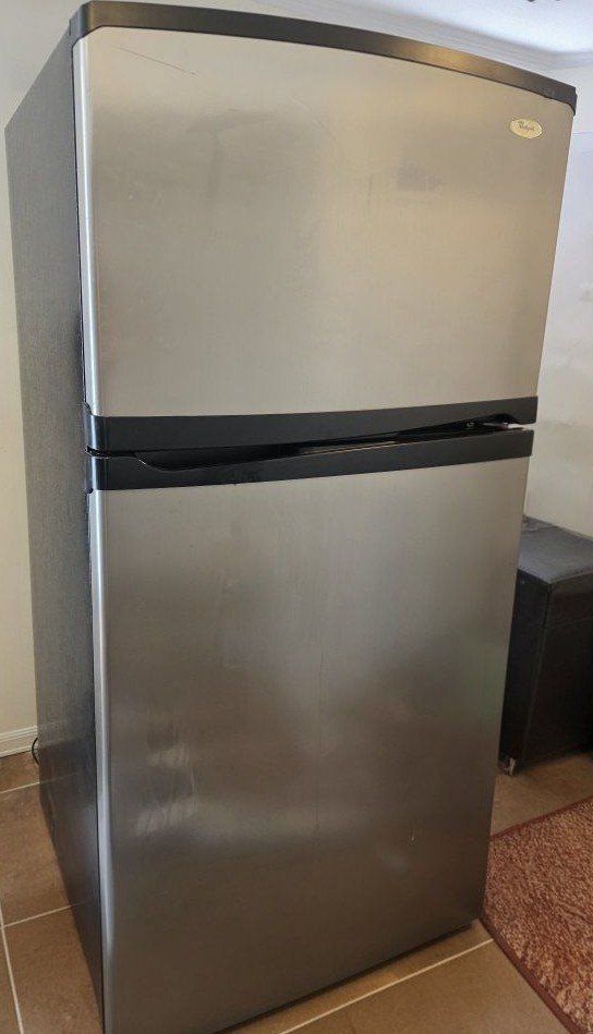 21 Cubic Foot Whirlpool Top Freezer Refrigerator Stainless Steel