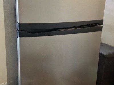 21 Cubic Foot Whirlpool Top Freezer Refrigerator Stainless Steel