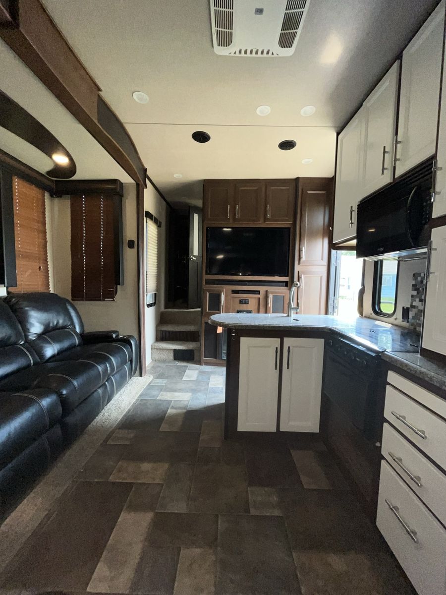 5th wheel toy hauler camper